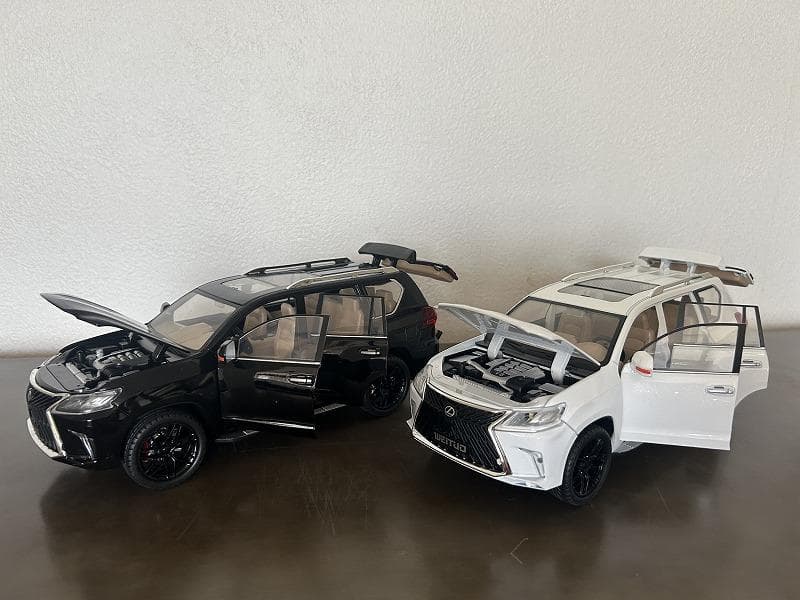 1/18ミニカー レクサス LX570 新品 2台【ホワイト＆ブラック】